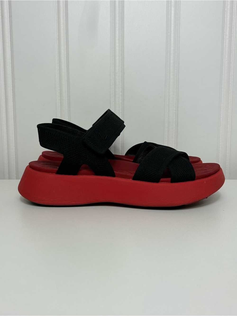 Vivaia Kiara sport sandals cross strap red black platform women’s 38.5 7.5